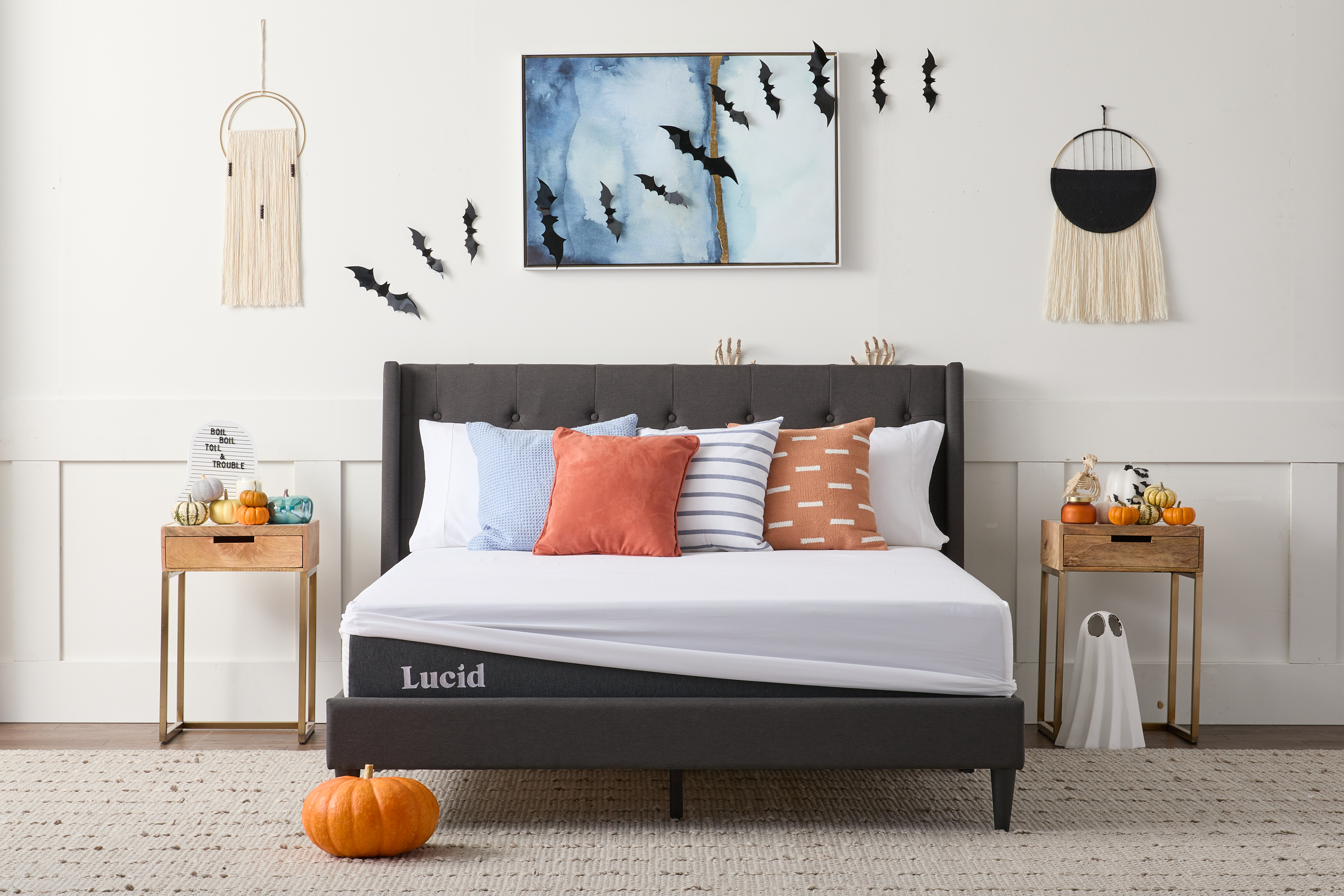 Bedroom decorated with bats, ghosts and pumpkins.